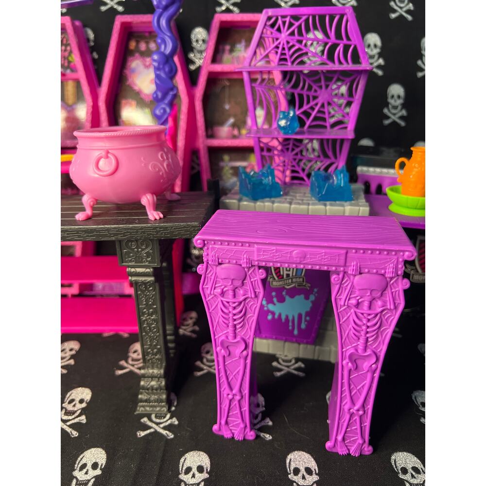 Monster High Large Lot of Mixed Playset Parts and Furniture - Picture 10 of 10